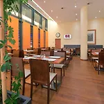 Leonardo Salzburg Airport מלון וואלס