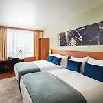 Hotel Leonardo Salzburg Airport 4*