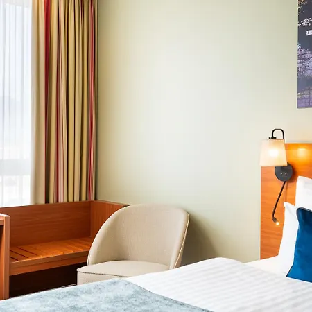 Leonardo Salzburg Airport Hotel 4*