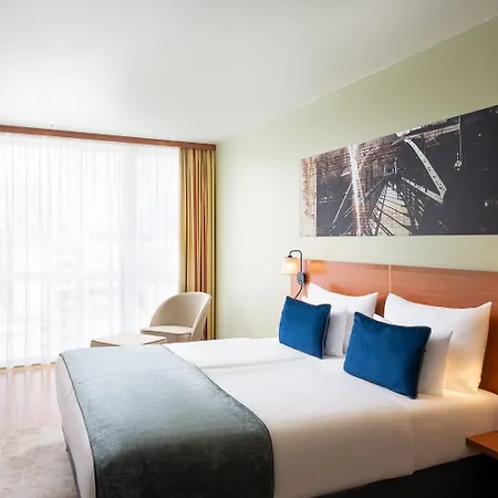 Leonardo Salzburg Airport ホテル 4*
