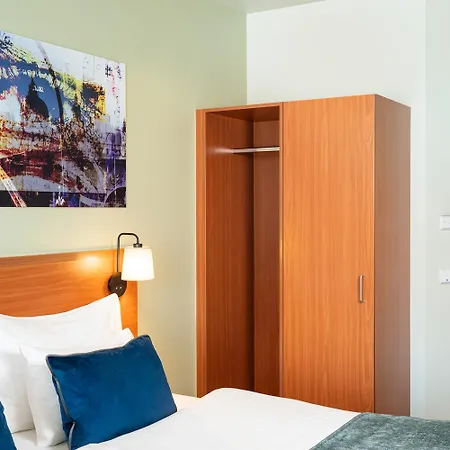 Leonardo Salzburg Airport Hotel 4*
