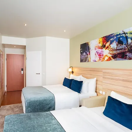 Hotel Leonardo Salzburg Airport 4*