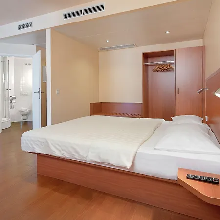 Hotel Leonardo Salzburg Airport 4*