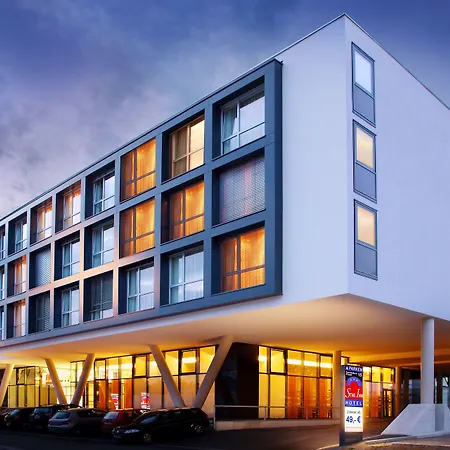 Leonardo Salzburg Airport Hotel Wals-Siezenheim