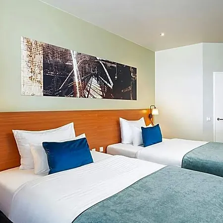 Hotel Leonardo Salzburg Airport 4*