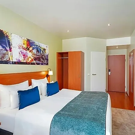 Leonardo Salzburg Airport Hotel 4*
