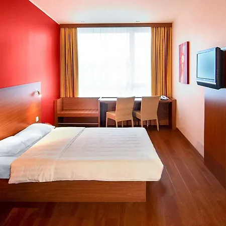 Hotel Leonardo Salzburg Airport 4*
